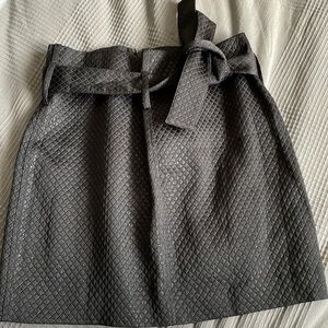 BCBG Max Azria Skirt | Size 8 | Elegant & Versatile | Classic Style